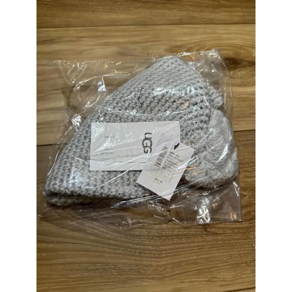 NWT! UGG Knit Beanie With Yarn Pom in Heather Grey One Size